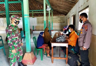 Serma Jumarno Babinsa Desa Saren Bersama Aiptu Suripta anggota Polsek Kalijambe melaksanakan kegiatan pengamanan pembagian Bantuan Sosial Tunai ( BST ) tahap 11( Bulan Februari ) dari Kemensos via PT Pos Indonesia kepada Keluarga Penerima Manfaat (KPM) di Balai Desa Sambirembe Saren Ds.Donoyudan Ds.Wonorejo Kec.Kalijambe Kab.Sragen.