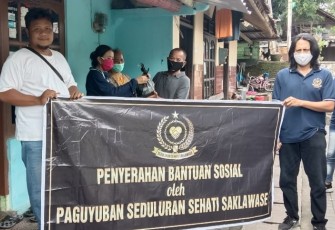 Penyerahan bantuan sembako oleh Paguyuban Seduluran Sehati Saklawase untuk warga terdampak Covid -19 di kawasan Kelurahan Joglo Kecamatan Banjarsari Kota Solo Jawa Tengah