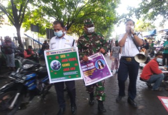 Babinsa Kelurahan Semanggi Koramil 05 Pasar Kliwon Kodim 0735/Surakarta Koptu Guler Santana bersama securty pasar Notoharjo melaksanakan Pengecekan dan himbauan protokol kesehatan , pakai masker, cuci tangan, jaga jarak ,Hindari Kerumunan, dalam Pemberlakuan Pembatasan Kegiatan Masyarakat ( PPKM ) di Pasar Notoharjo Klitikan, Solo.