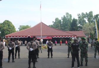Kepala Staf Korem 071/Wijayakusuma, Letkol Kav Kristiyanto, S.Sos., mewakili Komandan Korem 071/Wijayakusuma Kolonel Inf Dwi Lagan Safrudin, S.I.P., menghadiri Upacara Hari Jadi Kabupaten Banyumas Ke-450, Senin (22/2/2021) di Pendopo Sipanji Pemkab Banyumas, Purwokerto. 