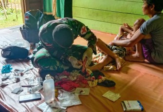 Batalyon Infanteri 407/Padmakusuma yang tergabung dalam Satgas Pamtas RI-MLY Pos Muakan memberikan pertolongan pertama pada korban kecelakaan saat mandi disungai yang dialami oleh Hendri (11) yang merupakan warga Desa Muakan Petinggi, Kecamatan Ketungau Hulu, Kabupaten Sintang, Kalbar. Senin (22/02/2021).