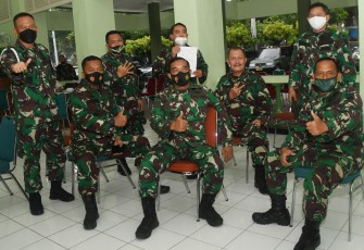 39 Pejabat teras  Kodam IV/Diponegoro penerima Vaksin tahap ke - 2  menerima suntikan vaksin Covid-19 yang pertama kalinya bertempat di Rumah Sakit Bhakti Wira Tamtama Jl. DR. Sutomo No.17, Barusari, Kota Semarang. Senin (22/2/2021)