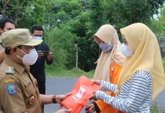 Wakil Walikota Bengkulu Dedy Wahyudi Saat Memberi Hadiah Kepada Sania