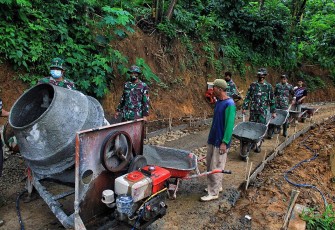 pra TMMD telah dilaksanakan para prajurit bersama masyarakat setempat.