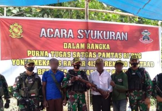 Kepala Suku Kampung Kufu Serahkan Senjata Pada Satgas Yonif MR 413 Bremoro Kostrad di Sela Acara Perpisahan Purna Tugas Operasi Pamtas RI - PNG