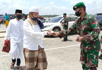Yonif 725/Woroagi Bersama Sat Brimobda Sultra Bagikan Masker