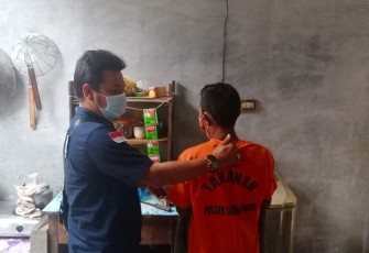 Tersangka saat diamankan aparat