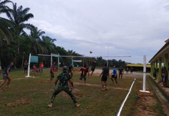 Satgas TMMD 110 Kodim 0209/LB Ajak Warga Olahraga Bola Voli