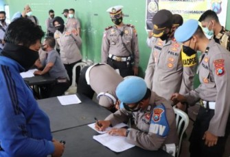Kapolres Tulungagung Lakukan Pemeriksaan Senjata Api Inventaris Bagi Personel Polres 