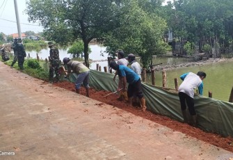 Gotong Royong Warga Bersama Satgas TMMD