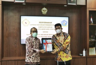 Wakil Bupati Bintan Serahkan LKPD Ke BPK Kepri