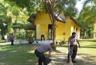 Polsek Maje Gotong Royong Bersihkan Tempat Ibadah