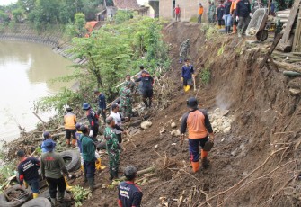 Kodim Sragen, Polsek Sragen kota, Pemerintah Desa Tangkil, BPBD Kab Sragen dan masyarakat Dk Gabusan  melaksanakan karya bakti bronjongisasi dengan menggunakan ban bekas
