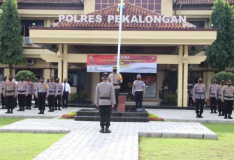 Kepala Kepolisian Resor (Polres) Pekalongan AKBP Darno, S.H., S.I.K pagi tadi memimpin langsung upacara Korps Raport kenaikan pangkat pengabdian setingkat lebih tinggi dari Ajun Inspektur Polisi Satu (Aiptu) menjadi Inspektur Polisi Dua (Ipda) kepada anggota Polsek Sragi Ipda Ngatijo, Senin (01/3/2021).