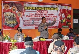 Kabid Humas Polda Jateng, Kombes Pol. Iskandar bersama jajarannya mengunjungi dua titik lokasi PPKM Sekala Mikro di Kabupaten Batang, tepatnya di Polres Batang. Serta mengecek kesiapan Posko Siaga Covid 19, dalam Tanggap darurat yang berada di Desa Kalisalak, Kabupaten Batang, Jawa Tengah, Senin (1/3/2021).