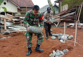 TNI bersama Muspika setempat, sehingga pihaknya turun langsung untuk melaksanakan karya bhakti pembangunan rumah milik korban. Senin (1/3/21)
