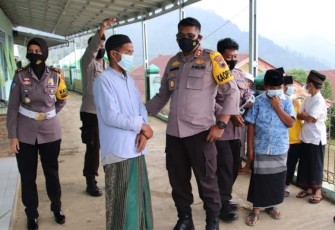Kapolres Pekalongan AKBP Darno, S.H., S.I.K bersama dengan Wakapolres Pekalongan Kompol Andis Arfan Tofani, S.H., M.H., dan Pejabat Utama (PJU) Polres,  siang tadi  menyerahkan bantuan sembako kepada warga Pondok Pesantren At-taufiqy Petungkriyono Desa Yosorejo Kecamatan Petungkriono Kabupaten Pekalongan, Kamis (4/3/2021)
