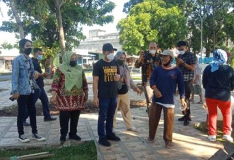  Wakil Walikota Bengkulu Dedy Wahyudi Saat Gotong Royong Membersihkan Sampah di Taman Simpang Kandis