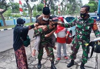 Sertu Bambang Adi S terus menggendong Kapten Cpl (Purn) Samidin Soepriyanto menuju meja pemeriksaan,