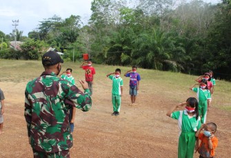 Satgas Pamtas RI-MLY Yonif 407/PK Pos Sei Tekam memberikan bantuan tenaga pendidik dengan mengajarkan tata cara Peraturan Baris Berbaris (PBB) yang baik dan benar kepada siswa SDN 25 Perimpah yang berada di Dusun Sei Amplas, Desa Sei Tekam, Kecamatam Sekayam, Kabupaten Sanggau, Kalimantan Barat. Rabu (10/03/2021).