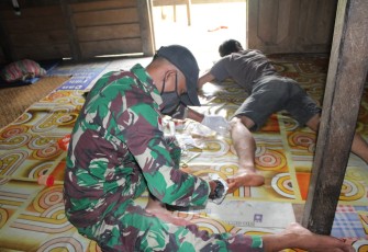 Prajurit TNI Satgas Pamtas RI-MLY Yonif 407/PK melakukan kegiatan bakti sosial pelayanan kesehatan pengobatan kepada warga perbatasan RI-Malaisya di Dusun Sei Amplas, Desa Sei Tekam, Kecamatan Sekayam, Kabupaten Sanggau, Kalimantan Barat. Jum’at (12/03/21).
