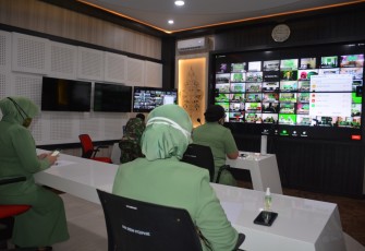 Ketua Persit Koorcab Rem 072 PD IV/Diponegoro Ny. Christine Bintang dan Pengurus Persit Koorcab Rem 072 PD IV/Diponegoro mengikuti web binar