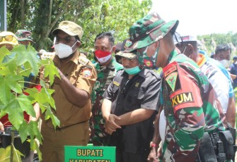 Satgas Pamtas Yonif 403/Wirasada Pratista dibawah pimpinan Dansatgas Mayor Inf Ade menjadi pelopor membantu untuk membangun lingkungan sekitaran perairan yg bebas dari sampah dan menciptakan kebiasaan hidup bersih.   Pribadi Siregar, S.E., M.Si