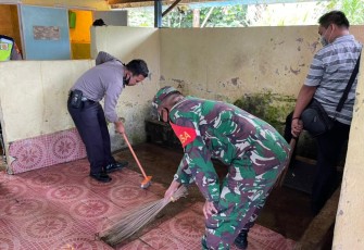Sinergitas TNI-Polri Gotong Royong Bersama Warga Bersihkan Rumah Ibadah