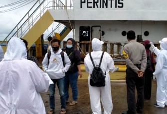 Bhabinkamtibmas Polsek Enggano Periksa Penumpang Kapal Dari Bengkulu 