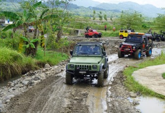 Kasdam IV/Diponegoro Brigjen TNI Wiji Prasetijono didampingi Danrem 071/Wijayakusuma Kolonel Inf Dwi Lagan Safrudin, S.I.P., meninjau pembangunan sasaran fisik TMMD 110 Kodim 0702/Purbalingga, Selasa (23/3/2021)