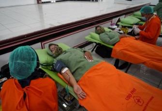 Persit Kartika Chandra Kirana Koorcab Rem 071 PD IV/Diponegoro, dalam rangka memperingati HUT Ke-75 Persit Kartika Chandra Kirana Tahun 2021, menggelar bakti sosial peduli terhadap sesama melalui aksi donor darah dan pemberian tali asih. Jumat (26/3/2021)