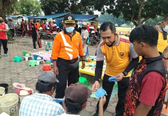 Polres Pekalongan Kota membagikan masker kepada masyarakat di area sekitar Masjid Jami' dan Alun Alun Kota Pekalongan  Jum'at (26/3/2021).