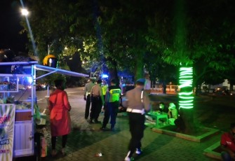 Sejumlah warga dan anak muda yang ditemukan berkerumun di dua lokasi Alun alun dan Jetayu wilayah Kecamatan Pekalongan Timur dan Pekalongan Utara dibubarkan polisi dari Piket Pawas dan Polsek Pekalongan Timur, Sabtu malam minggu (27/3/2021)