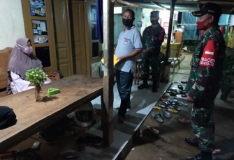Babinsa Koramil 06/Tersono aktif dalam mendampingi tim untuk melaksanakan tracking contact terhadap keluarga yang terkonfirmasi Covid- 19 di Desa Tanjungsari, Kecamatan Tersono, Kabupaten Batang, Minggu (28/3/21) malam.