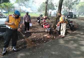 Kapolres Pekalongan Kota AKBP M Irwan Susanto,S.I.K,SH MH, Mengajak seluruh Anggota dari Polsek Jajaran dan Satfung serta ASN bersama sama melaksanakan kerja bakti membersihkan lingkungan Asrama Polisi Kraton Jalan Bahagia Pekalongan Barat, Senin (29/03/2021).
