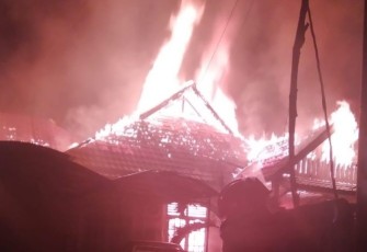 Polsek Gading Cempaka Bersama Warga Padamkan Kebakaran Rumah Dosen Unib