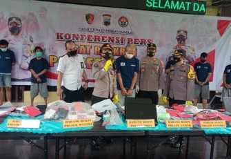 Kendal  Kapolres Kenda KasiHumas Polres Kendal AKP. Abdullah Umar SH. MH. Bersama Kapolsek Gemuh saat Konferensi Pers yang dilaksanakan di lobi Mapolres Kendal, Senin 1/3/2021.