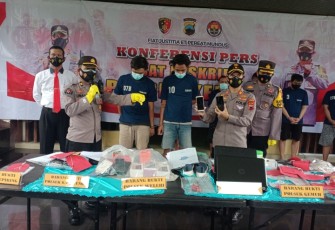 KasiHumas Polres Kendal, Polsek Kaliwungu laksanakan pers rilis terkait tindakan penggelapan sepeda motor di Patebon