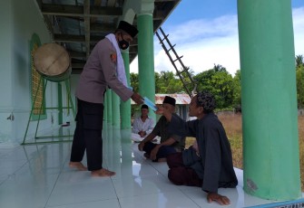 Polsek Seram Barat Bagikan Masker ke Jamaah Shalat Jumat 