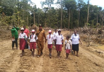 Matius Faumair dan Kawan-kawan Selalu menempuh jalan dua kilometer dengan berjalan kaki dari kampung Warba menuju kampung Faan Kahrio Untuk bersekolah Warba