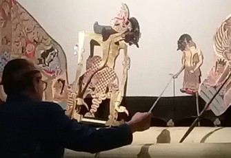 Pergelaran wayang kulit virtual dengan lakon Bimo Suci oleh dalang kondang Ki Warseno Slenk dalam rangka Dies Natalis UNS Surakarta ke-45.