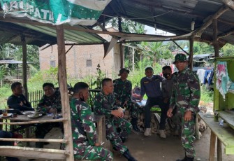 Usai Makan Siang Pasiter Beri arahan Kepada Satgas Di Lokasi TMMD Ke-110