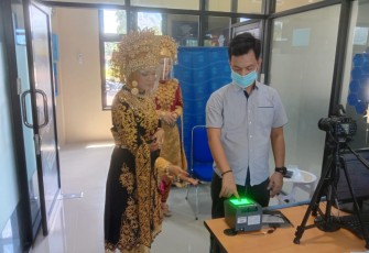 Polwan di Aceh Singkil Layani Pembuatan SIM Pakai Pakaian Adat
