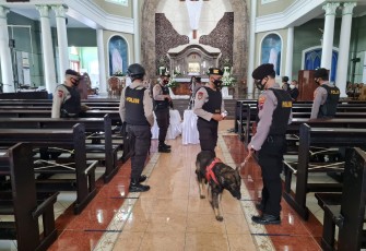Polres Pekalongan Kota  menerjunkan personel untuk  Patroli dipimpin oleh Piket Pawas Polres Pekalongan Kota Akp Suparji di beberapa gereja yaitu Gereja Katolik Santo Petrus, GKPS, GKI dan Gereja Huria Kristen Batak Protestan, Kamis (1/4/2021).