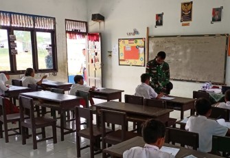 Satuan Tugas Pengaman Perbatasan RI-Malaysia Yonif 407/Padmakusuma, membantu Guru diperbatasan untuk mengajar murid-murid di SDN 04 Kurak Dsn. Kekurak, Kec. Badau, Kab. Kapuas Hulu, Kalbar. (01/04/21).