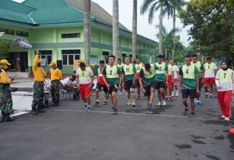Puluhan prajurit Wijayakusuma khususnya para Perwira Menengah (Pamen) dan Perwira Pertama (Pama) Korem 071/Wijayakusuma melaksanakan tes kesegaran jasmani (Garjas) periodik semester I TA. 2021.