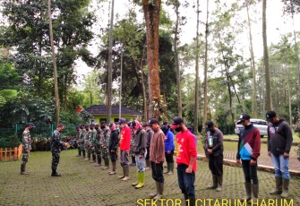 Sektor 1 Satgas Citarum Harum mengadakan olah raga senam pagi bersama bertempat di halaman depan Bale Sawala Desa Tarumajaya Kecamatan Kertasari Kab. Bandung, Senin (5/4/2021).