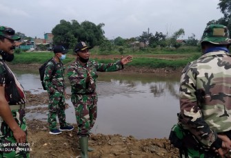 Dansektor 7 Satgas Citarum Kolonel Inf Jefson Marisano usai melaksanakan peninjauan di bantaran sungai Citarum wilayah Desa Bojongmalaka dan bantaran sungai wilayah Desa Pangauban