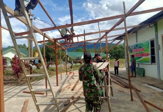 Menyambut Bulan Suci Ramadhan Bertempat Pos Langau 1 Satgas Pamtas RI-MLY Yonif 407/PK bersama warga melaksanakan karya bhakti merenovasi Masjid Al Mujahidin di Desa Langau, Kecamatan Puring Kencana, Kabupaten Kapuas Hulu, Kalimantan Barat. Senin (05/04/2021).