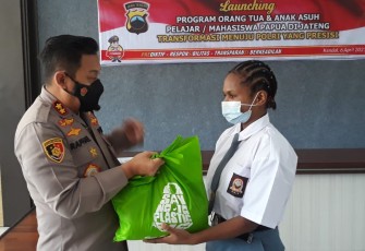Kapolres Kendal AKBP RAPHAEL SANDY CAHYA PRIAMBODO ,S.I.K memberikan bantuan kepada Pelajar asli Papua 